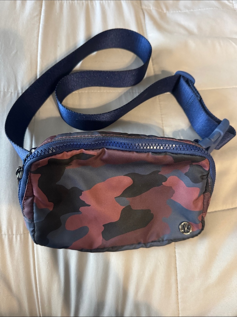 Lululemon belt bag- like new
